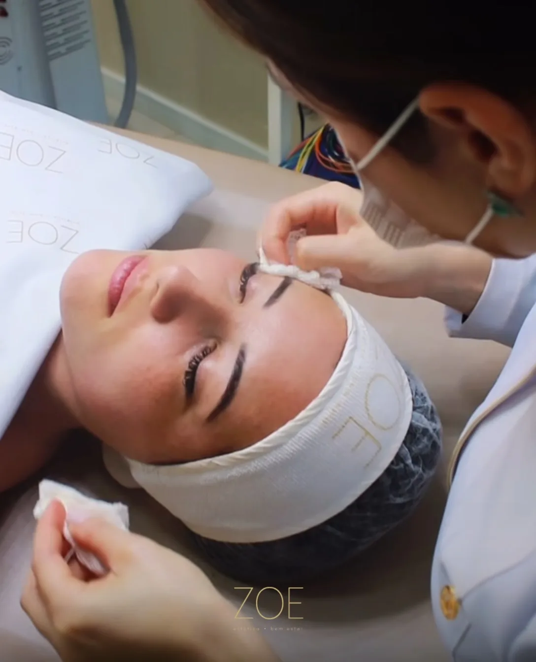 Limpeza de pele: cliente de touca durante o protocolo facial