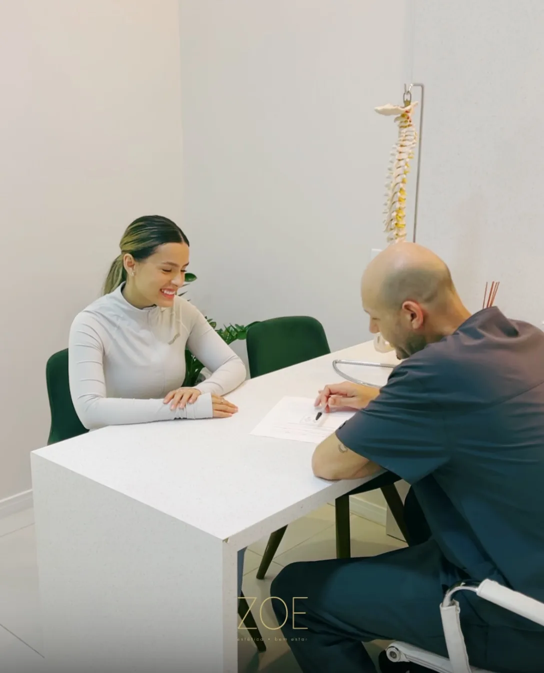 Avaliação de quiropraxia: paciente e quiropraxista à mesa